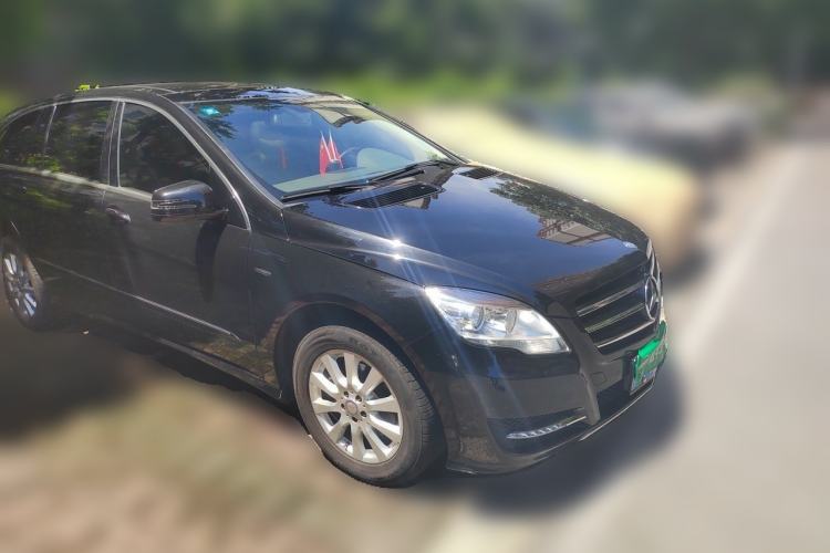 Used Mercedes-Benz R-Class 2017 R 320 4MATIC Business Edition Prestige Model Front Right 45 Deg