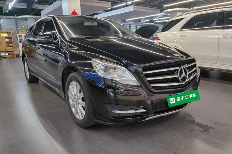 Used Mercedes-Benz R-Class 2017 R 320 4MATIC Business Edition Prestige Model Front Right 45 Deg