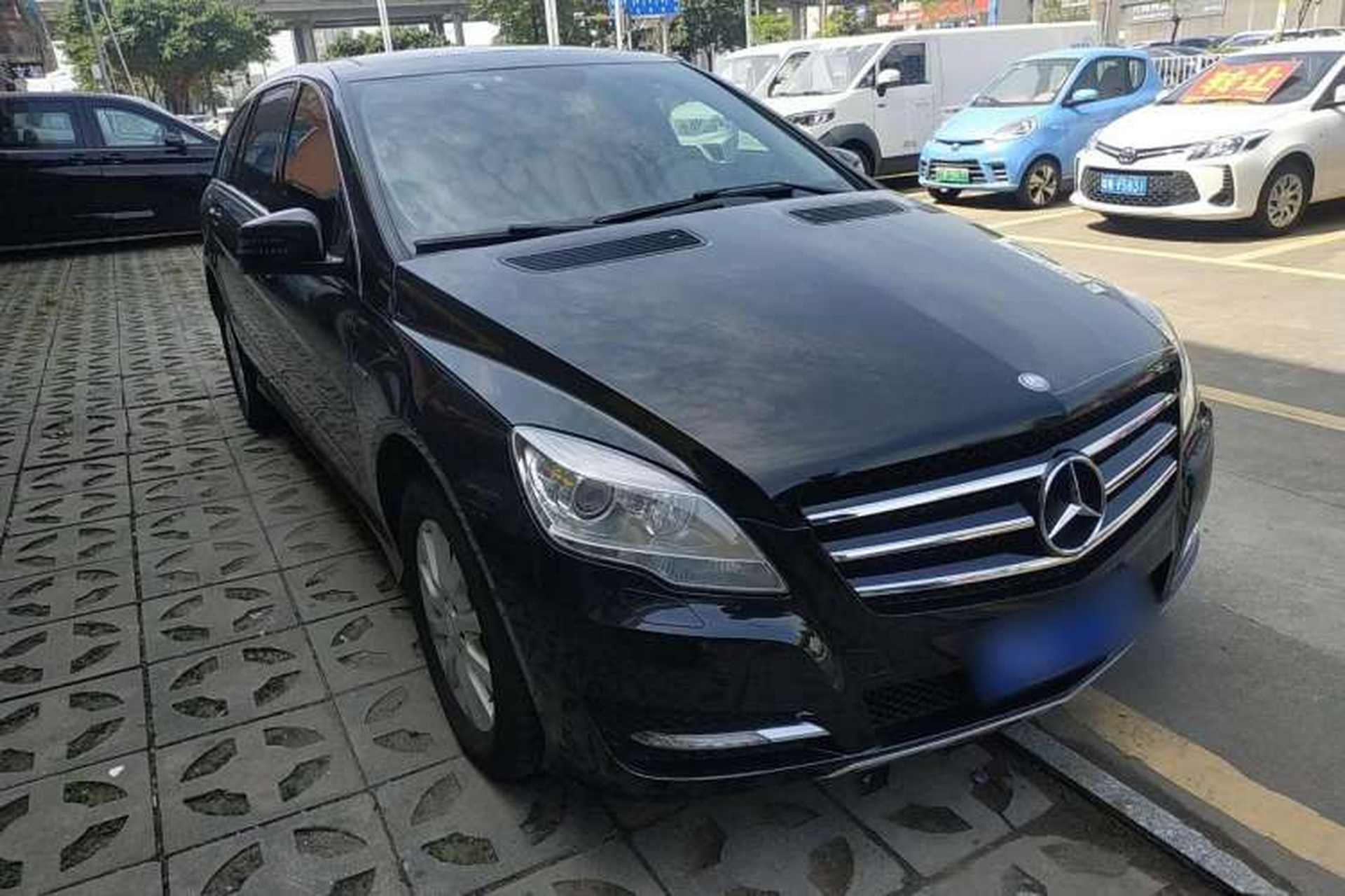Used Mercedes-Benz R-Class 2017 R 320 4MATIC Business Edition Prestige Model Front Right 45 Deg