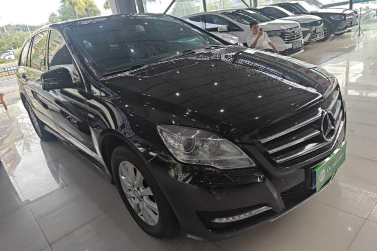 Used Mercedes-Benz R-Class 2017 R 320 4MATIC Business Edition Prestige Model Front Right 45 Deg