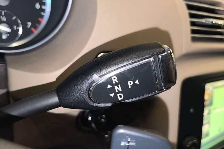 Used Mercedes-Benz R-Class 2017 R 320 4MATIC Business Edition Prestige Model Gear Lever