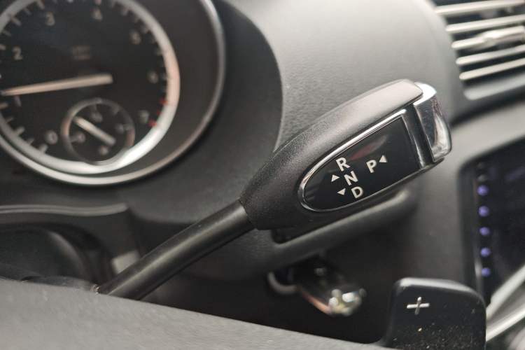 Used Mercedes-Benz R-Class 2017 R 320 4MATIC Business Edition Prestige Model Gear Lever