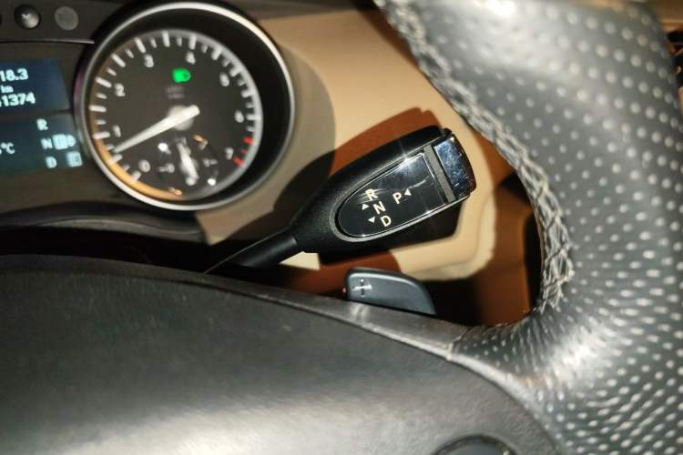 Used Mercedes-Benz R-Class 2017 R 320 4MATIC Luxury Collection Edition Gear Lever