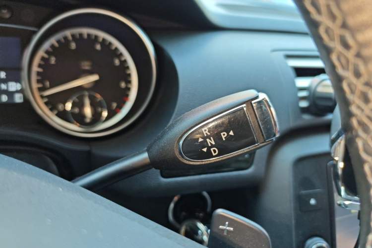Used Mercedes-Benz R-Class 2017 R 320 4MATIC Business Edition Prestige Model Gear Lever