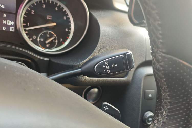 Used Mercedes-Benz R-Class 2017 R 400 4MATIC Exclusive Edition Gear Lever
