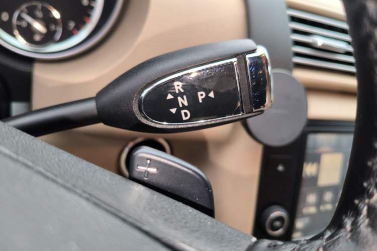 Used Mercedes-Benz R-Class 2017 R 320 4MATIC Luxury Collection Edition Gear Lever
