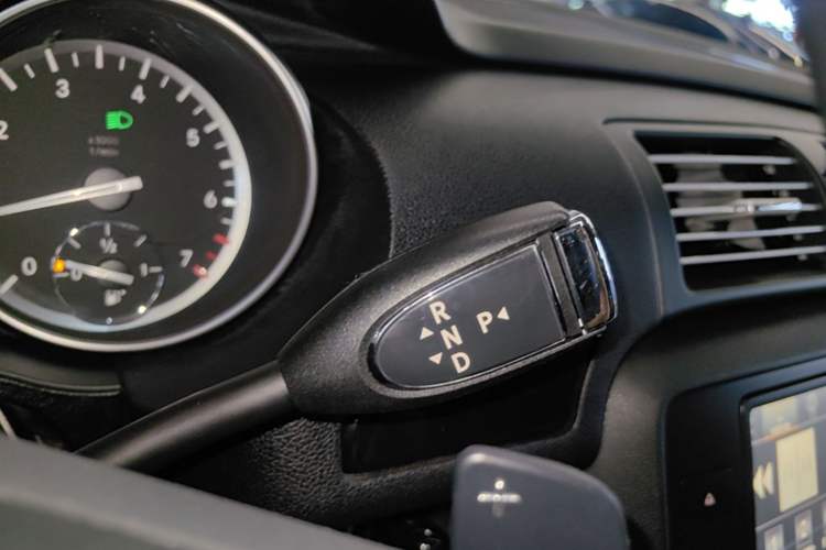 Used Mercedes-Benz R-Class 2017 R 320 4MATIC Business Edition Prestige Model Gear Lever