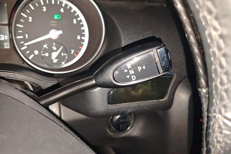 Used Mercedes-Benz R-Class 2017 R 400 4MATIC Exclusive Edition Gear Lever