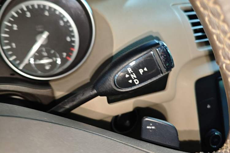 Used Mercedes-Benz R-Class 2017 R 320 4MATIC Business Edition Prestige Model Gear Lever