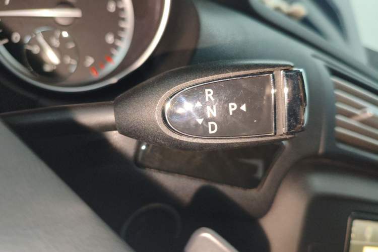 Used Mercedes-Benz R-Class 2017 R 320 4MATIC Business Edition Prestige Model Gear Lever