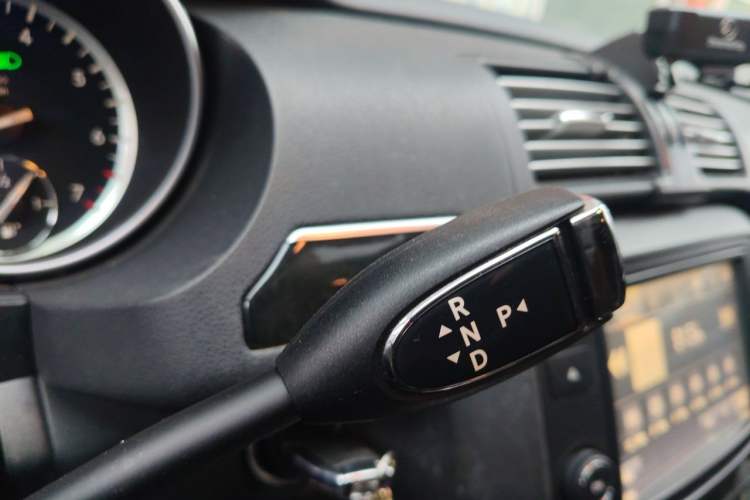 Used Mercedes-Benz R-Class 2017 R 320 4MATIC Luxury Collection Edition Gear Lever