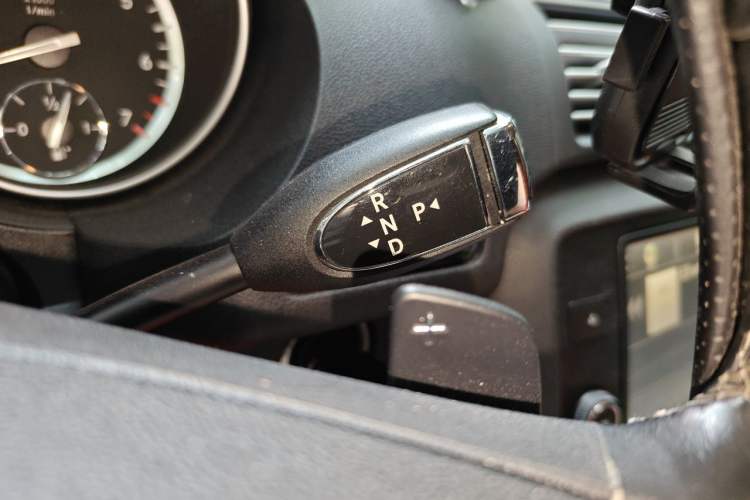 Used Mercedes-Benz R-Class 2017 R 320 4MATIC Business Edition Prestige Model Gear Lever
