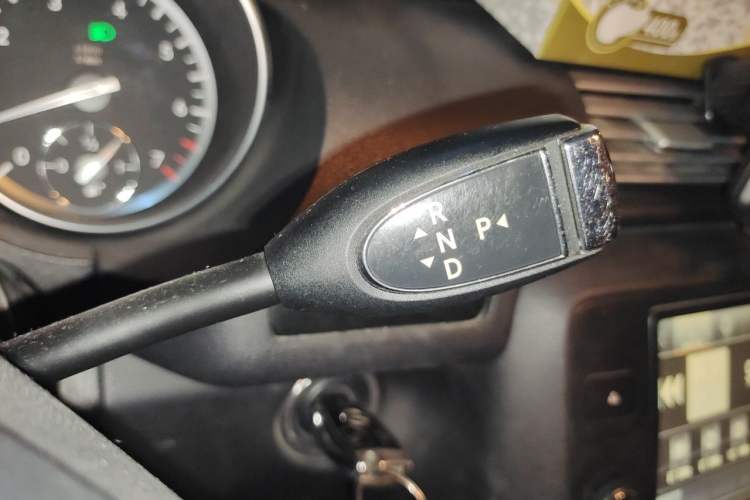 Used Mercedes-Benz R-Class 2017 R 320 4MATIC Business Edition Prestige Model Gear Lever