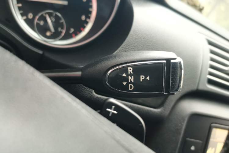 Used Mercedes-Benz R-Class 2017 R 400 4MATIC Exclusive Edition Gear Lever