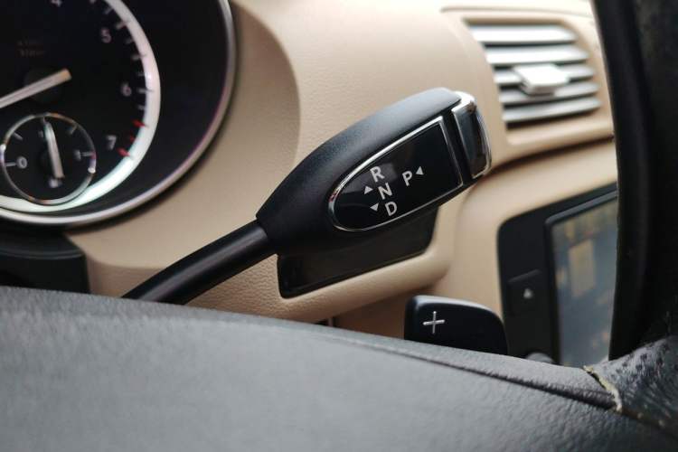 Used Mercedes-Benz R-Class 2017 R 320 4MATIC Luxury Collection Edition Gear Lever