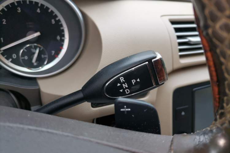 Used Mercedes-Benz R-Class 2017 R 320 4MATIC Business Edition Prestige Model Gear Lever