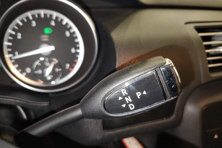 Used Mercedes-Benz R-Class 2017 R 320 4MATIC Business Edition Prestige Model Gear Lever