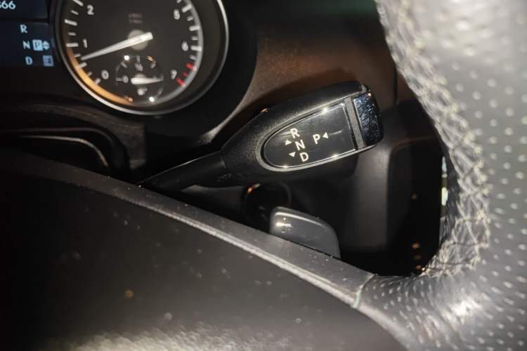 Used Mercedes-Benz R-Class 2017 R 320 4MATIC Luxury Collection Edition Gear Lever