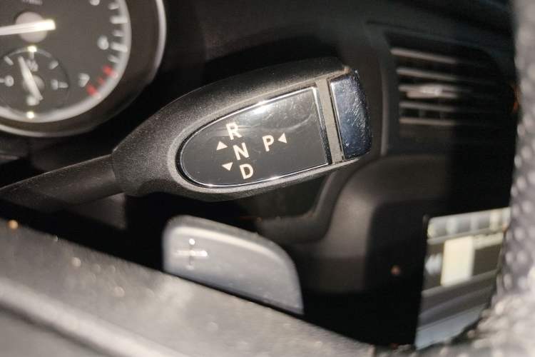 Used Mercedes-Benz R-Class 2017 R 320 4MATIC Luxury Collection Edition Gear Lever