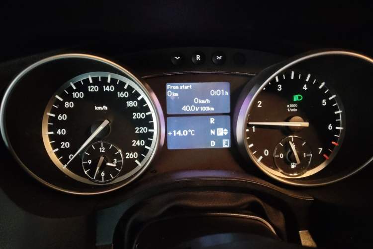 Used Mercedes-Benz R-Class 2017 R 320 4MATIC Business Edition Prestige Model Instrument Cluster