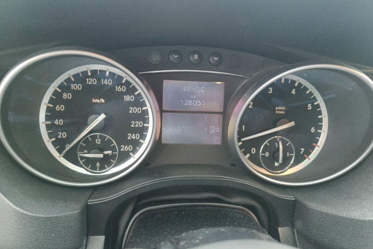 Used Mercedes-Benz R-Class 2017 R 320 4MATIC Business Edition Prestige Model Instrument Cluster