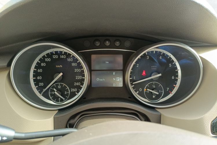 Used Mercedes-Benz R-Class 2017 R 320 4MATIC Business Edition Prestige Model Instrument Cluster