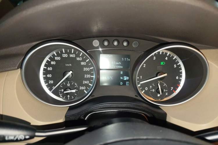 Used Mercedes-Benz R-Class 2017 R 320 4MATIC Luxury Collection Edition Instrument Cluster