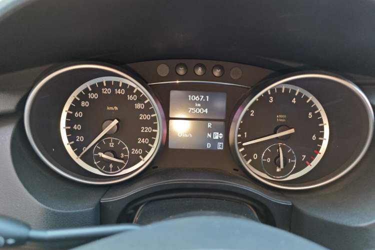 Used Mercedes-Benz R-Class 2017 R 320 4MATIC Business Edition Prestige Model Instrument Cluster