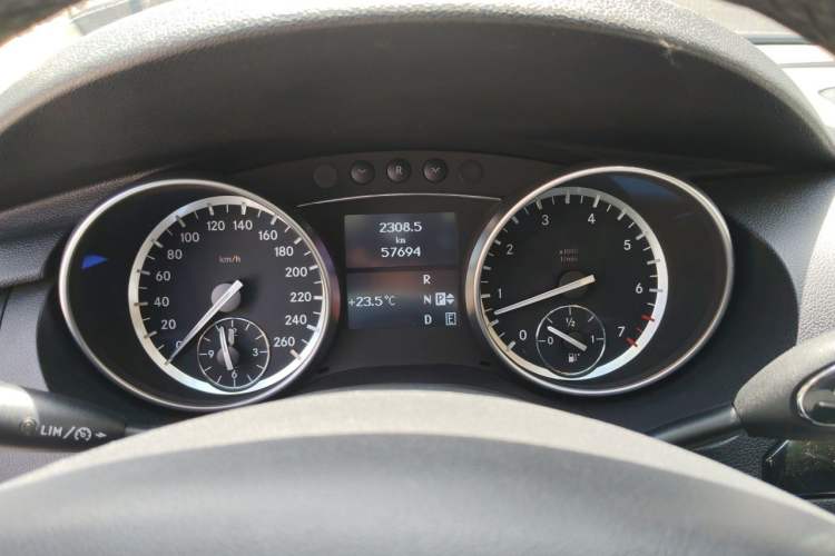 Used Mercedes-Benz R-Class 2017 R 320 4MATIC Luxury Collection Edition Instrument Cluster