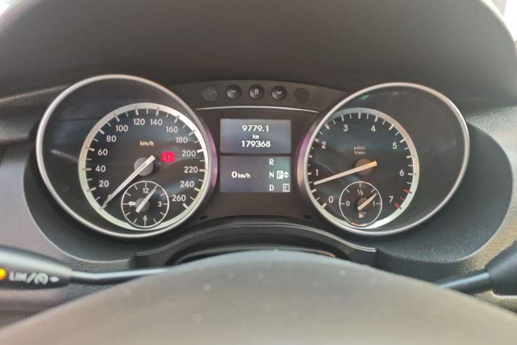 Used Mercedes-Benz R-Class 2017 R 400 4MATIC Exclusive Edition Instrument Cluster
