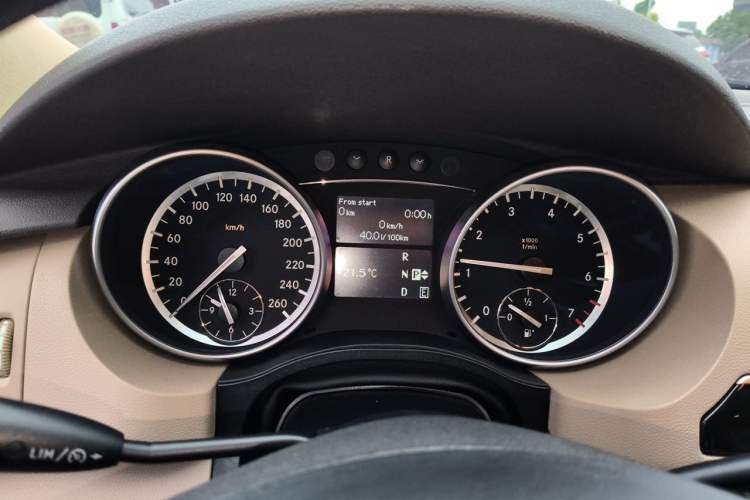 Used Mercedes-Benz R-Class 2017 R 320 4MATIC Luxury Collection Edition Instrument Cluster