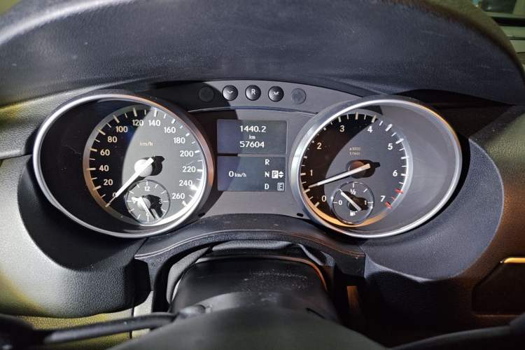 Used Mercedes-Benz R-Class 2017 R 320 4MATIC Business Edition Prestige Model Instrument Cluster