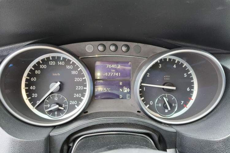 Used Mercedes-Benz R-Class 2017 R 320 4MATIC Business Edition Prestige Model Instrument Cluster