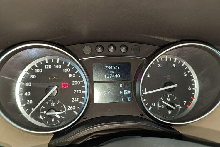 Used Mercedes-Benz R-Class 2017 R 320 4MATIC Business Edition Prestige Model Instrument Cluster