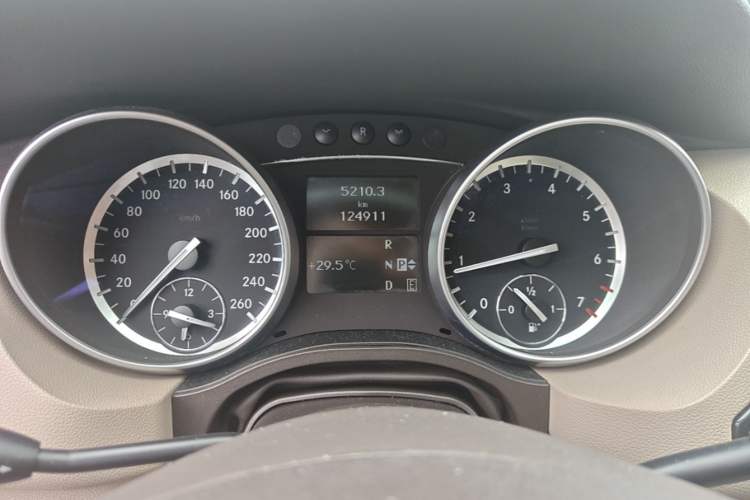 Used Mercedes-Benz R-Class 2017 R 320 4MATIC Business Edition Prestige Model Instrument Cluster