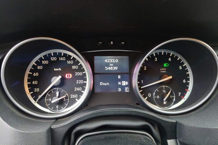 Used Mercedes-Benz R-Class 2017 R 320 4MATIC Luxury Collection Edition Instrument Cluster