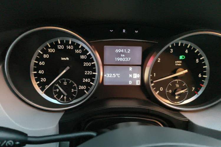 Used Mercedes-Benz R-Class 2017 R 320 4MATIC Business Edition Prestige Model Instrument Cluster