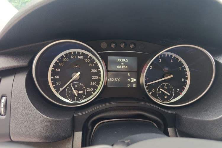 Used Mercedes-Benz R-Class 2017 R 320 4MATIC Business Edition Prestige Model Instrument Cluster