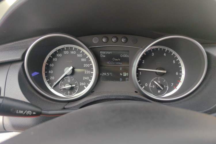 Used Mercedes-Benz R-Class 2017 R 320 4MATIC Business Edition Prestige Model Instrument Cluster