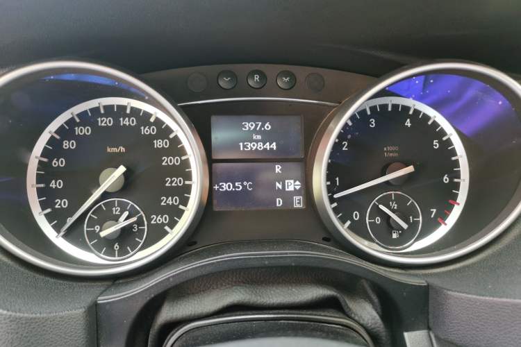 Used Mercedes-Benz R-Class 2017 R 320 4MATIC Business Edition Prestige Model Instrument Cluster