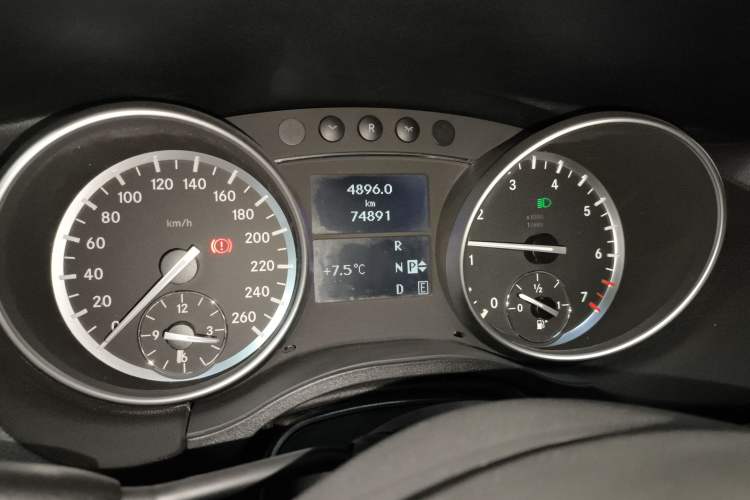 Used Mercedes-Benz R-Class 2017 R 320 4MATIC Business Edition Prestige Model Instrument Cluster