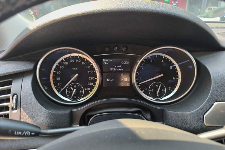Used Mercedes-Benz R-Class 2017 R 320 4MATIC Business Edition Prestige Model Instrument Cluster