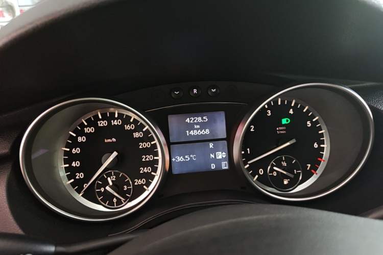Used Mercedes-Benz R-Class 2017 R 320 4MATIC Business Edition Prestige Model Instrument Cluster