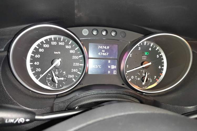 Used Mercedes-Benz R-Class 2017 R 320 4MATIC Luxury Collection Edition Instrument Cluster