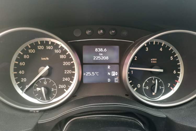 Used Mercedes-Benz R-Class 2017 R 320 4MATIC Business Edition Prestige Model Instrument Cluster