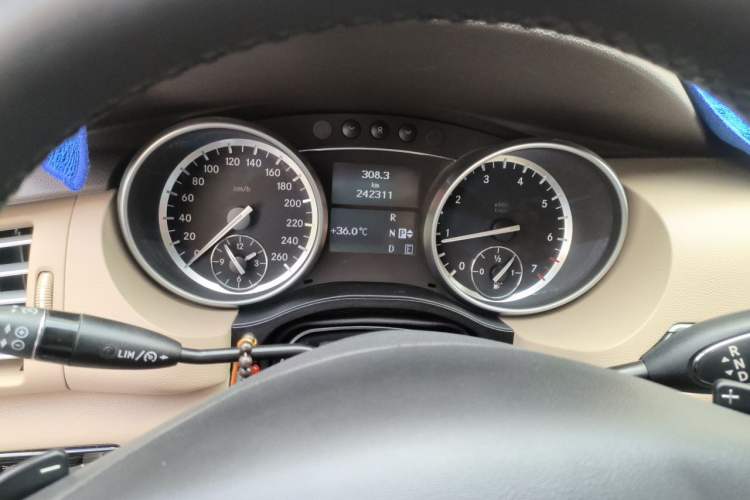 Used Mercedes-Benz R-Class 2017 R 320 4MATIC Luxury Collection Edition Instrument Cluster