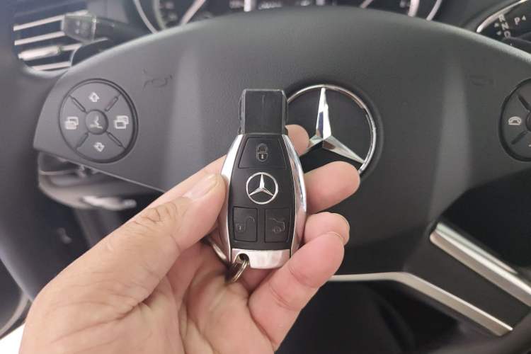 Used Mercedes-Benz R-Class 2017 R 320 4MATIC Business Edition Prestige Model Interior 1