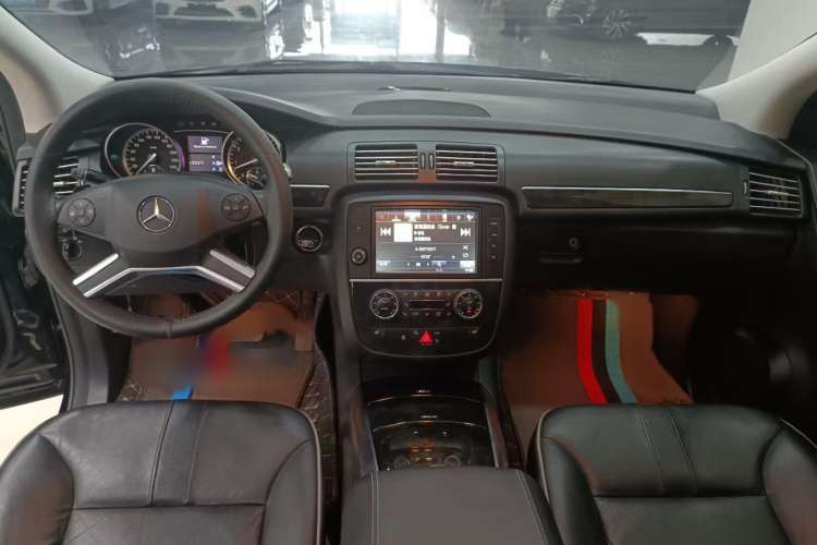Used Mercedes-Benz R-Class 2017 R 320 4MATIC Business Edition Prestige Model Interior 1