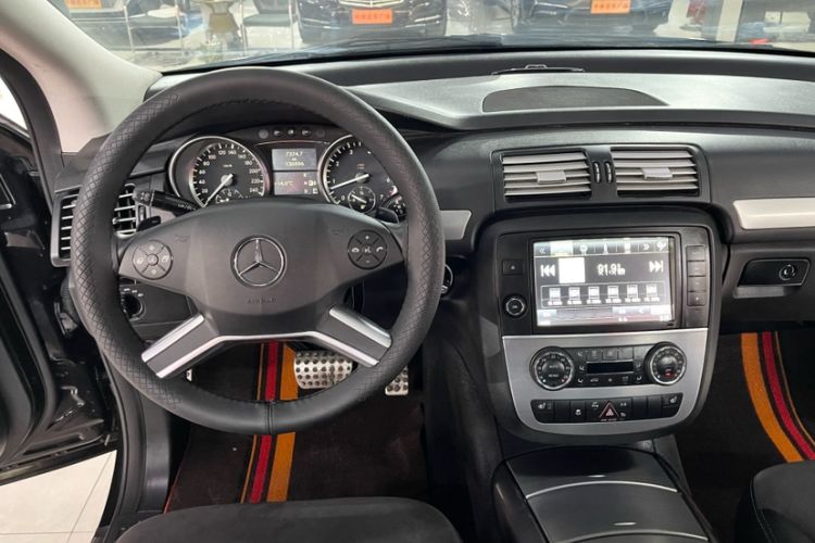 Used Mercedes-Benz R-Class 2017 R 320 4MATIC Business Edition Prestige Model Interior 1
