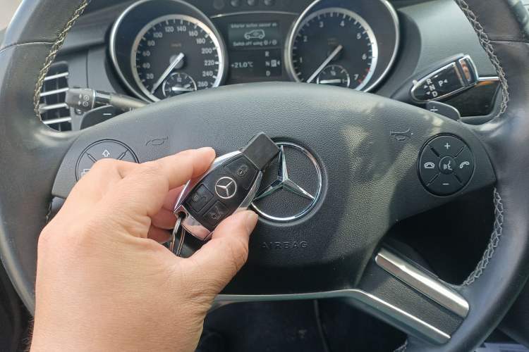Used Mercedes-Benz R-Class 2017 R 320 4MATIC Business Edition Prestige Model Interior 1